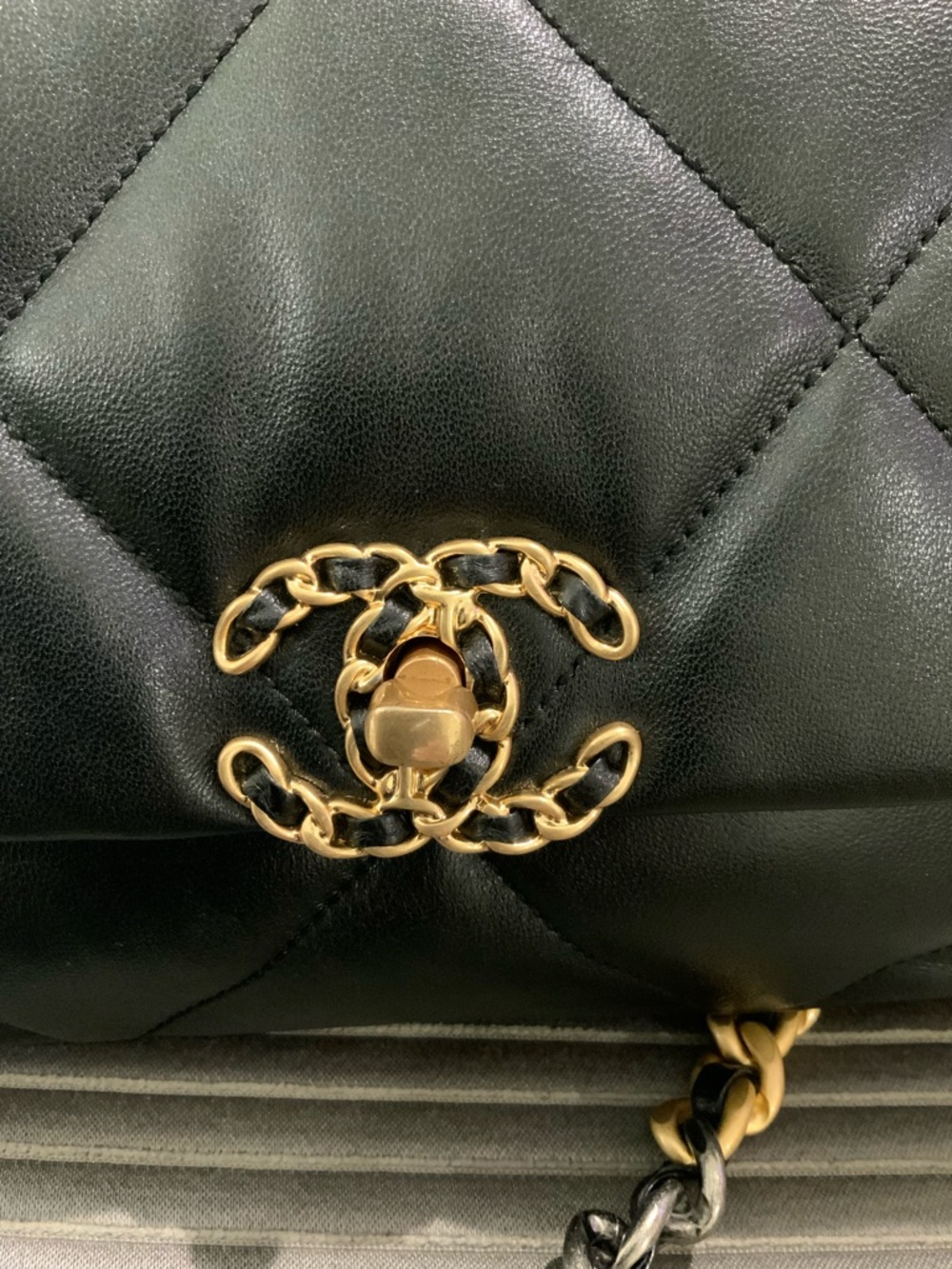 Classic CHANEL Bag: A Stylish and Versatile Choice for Elegance - Picture 8 of 9